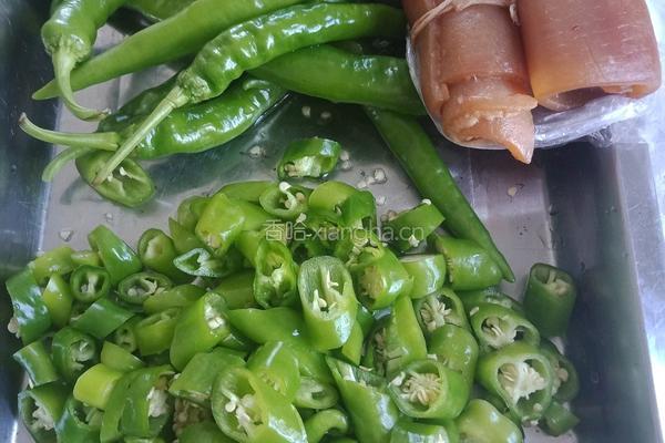 肉皮尖椒的做法图解1
