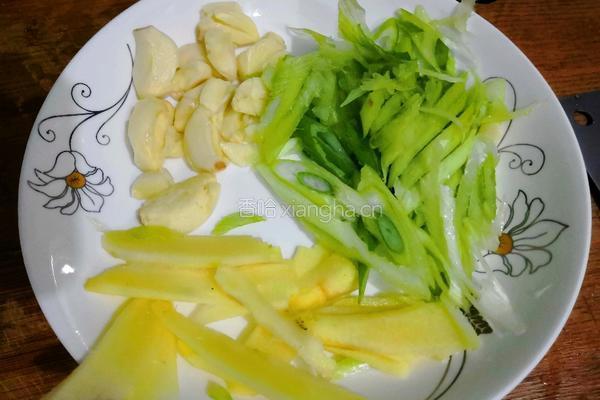 茶树菇炖鸡的做法图解2
