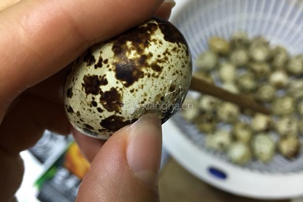 盐焗鹌鹑蛋的做法图解3