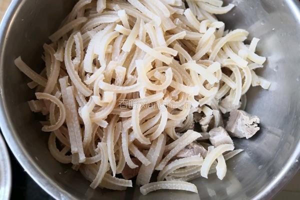 瘦肉猪皮冻的做法图解2