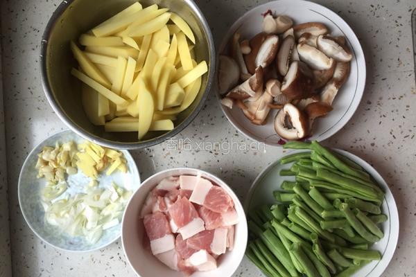 豆角土豆蘑菇肉焖面的做法图解1