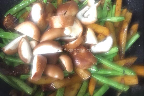 豆角土豆蘑菇肉焖面的做法图解4
