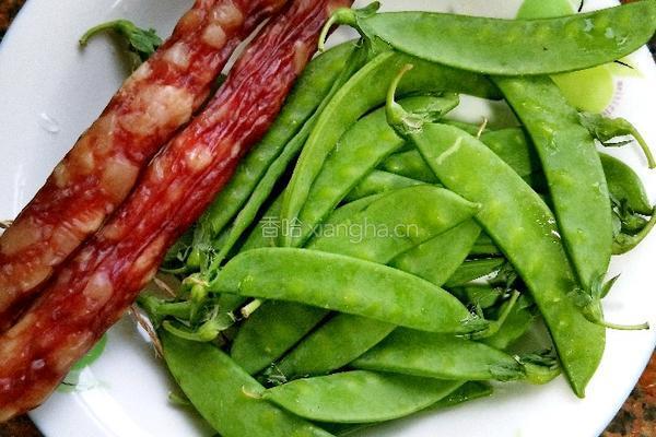 荷兰豆炒腊肠的做法图解1