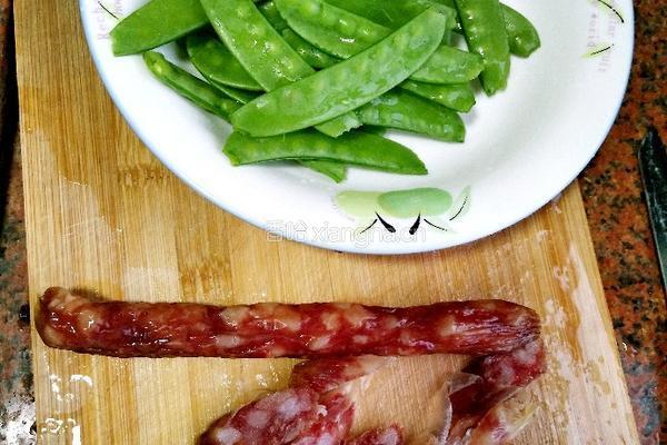 荷兰豆炒腊肠的做法图解2
