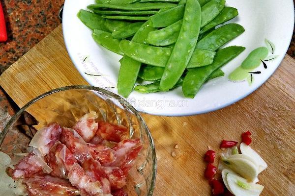 荷兰豆炒腊肠的做法图解3