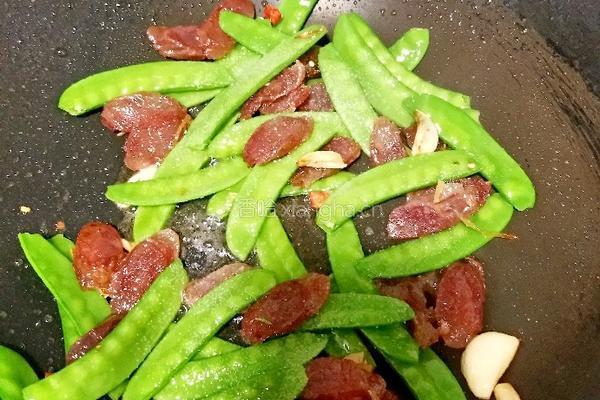 荷兰豆炒腊肠的做法图解13