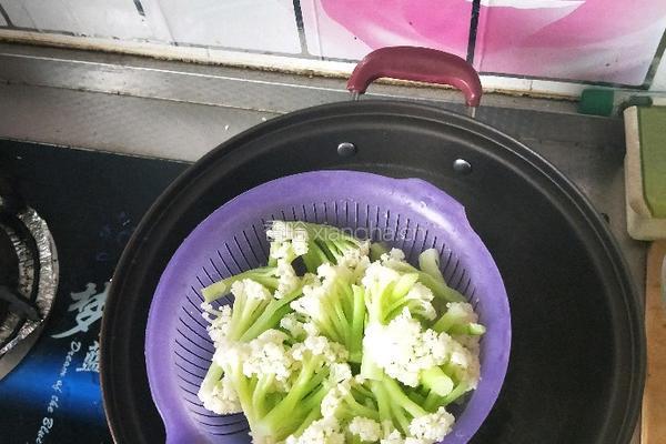菜花炒肉的做法图解2