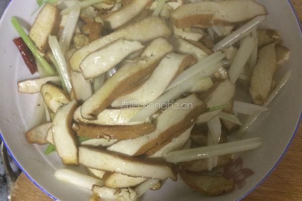 芹菜炒豆干的做法图解3