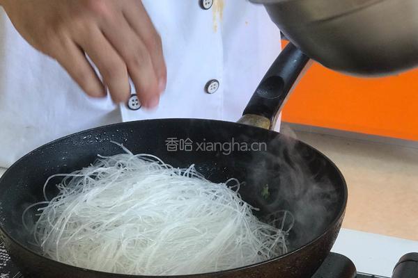 劲葱劲蒜鲜虾粉丝煲的做法图解8