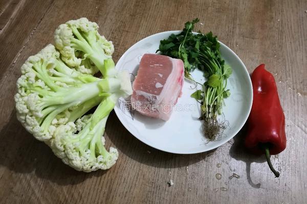 菜花炒肉的做法图解1