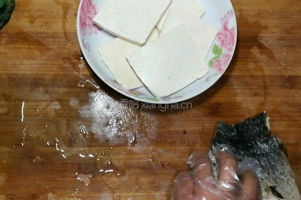 老豆腐蒸咸草鱼的做法图解2