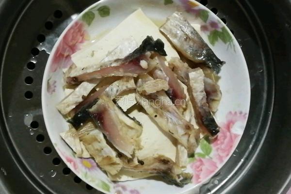 老豆腐蒸咸草鱼的做法图解3