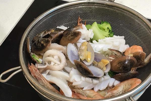 海鲜芝士焗饭的做法图解2