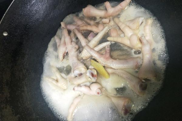花胶鲍鱼鸡脚汤的做法图解3