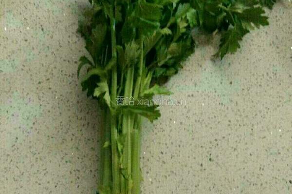 腊肉炒芹菜的做法图解1