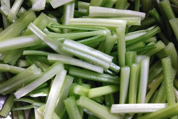芹菜炒粉条儿的做法图解1