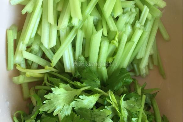 香芹炒肉的做法图解3
