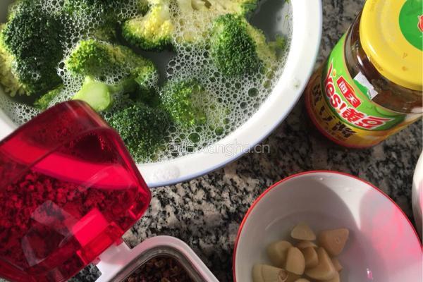酱汁西兰花的做法图解2