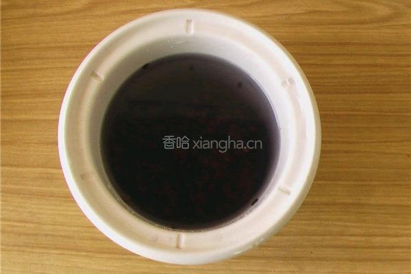 黑米红豆苹果粥的做法图解2