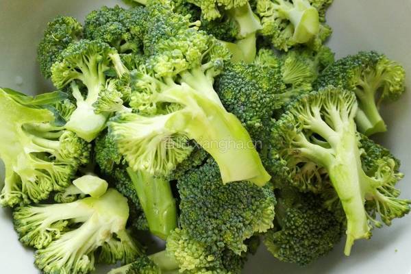 西兰花炒腊肠的做法图解1