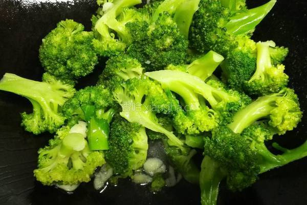 西兰花炒腊肠的做法图解7