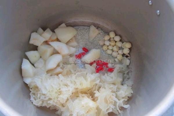 银耳粥雪梨粥的做法图解6