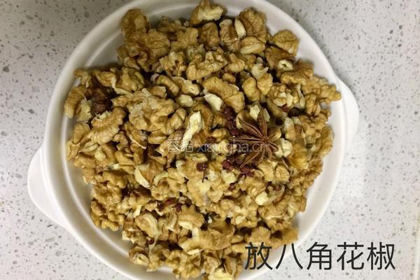 盐焗核桃仁的做法图解3