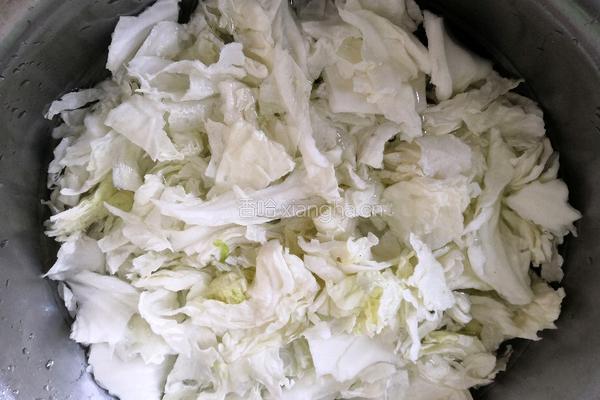 白菜炒肉的做法图解2