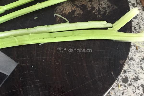 芹菜粉条的做法图解1
