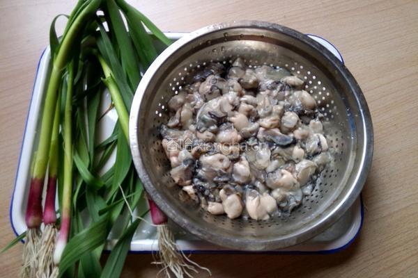青蒜炒海蛎子的做法图解1