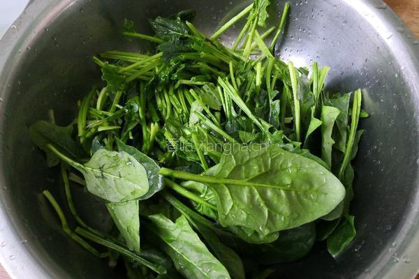 清炒菠菜的做法图解1