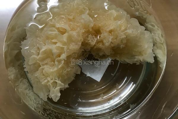 红枣银耳莲子羹的做法图解1