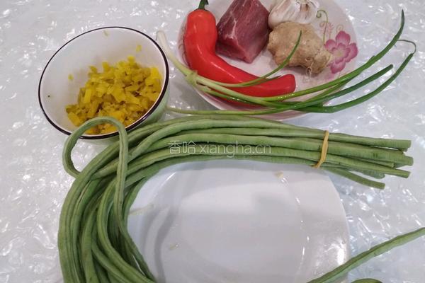 肉末酸菜炒豆角的做法图解1
