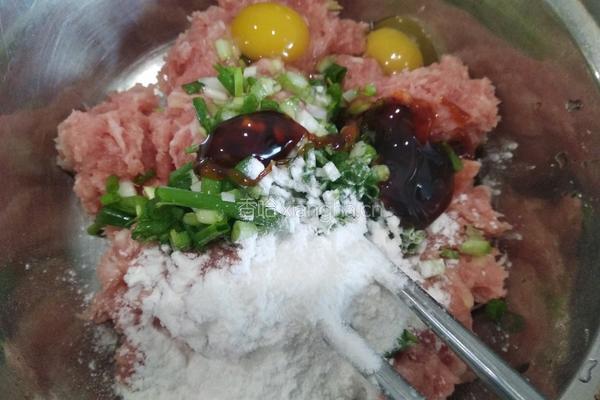 杏鲍菇炒肉丸与鹌鹑蛋的做法图解4