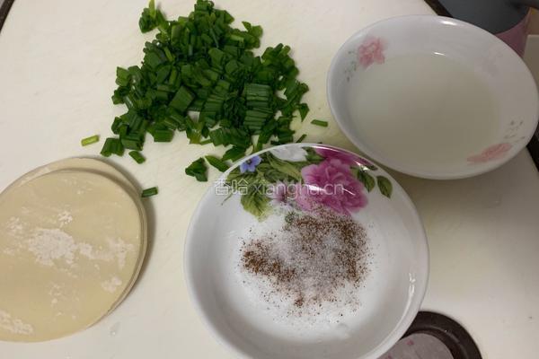 煎葱花饼（饺子皮利用起来）的做法图解1