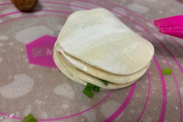 煎葱花饼（饺子皮利用起来）的做法图解5