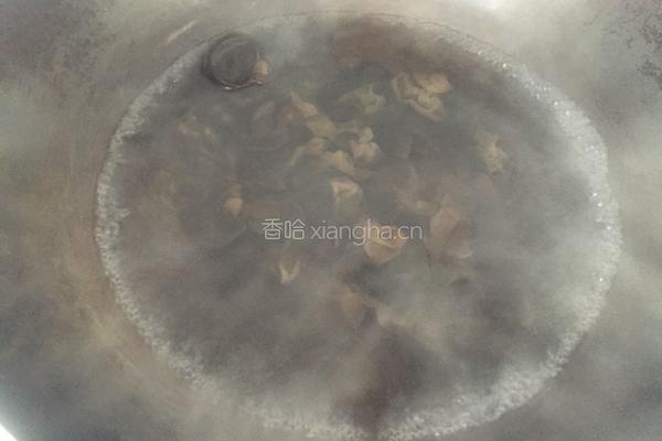 凉拌木耳花生的做法图解4