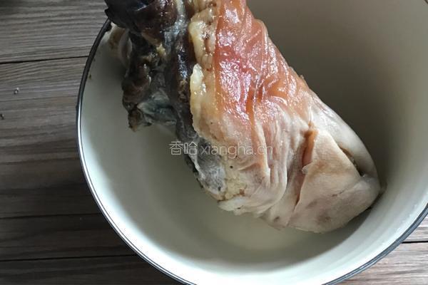 猪肘子炖笋干的做法图解3