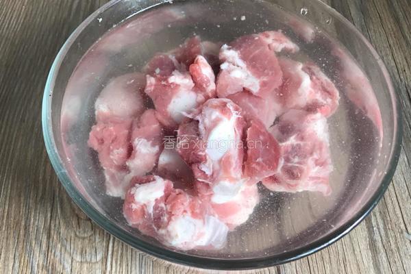 玉米排骨汤的做法图解1