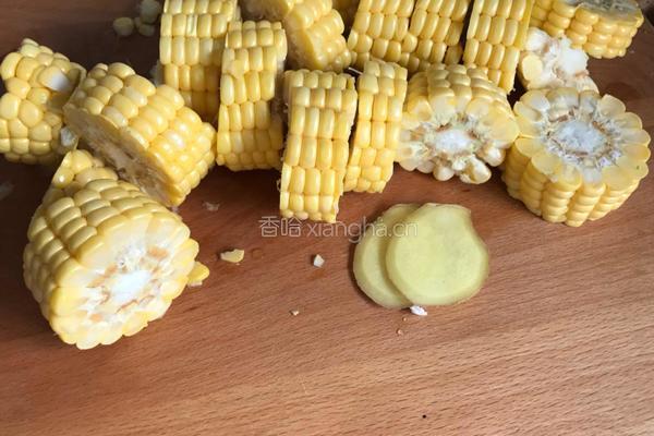 玉米排骨汤的做法图解2