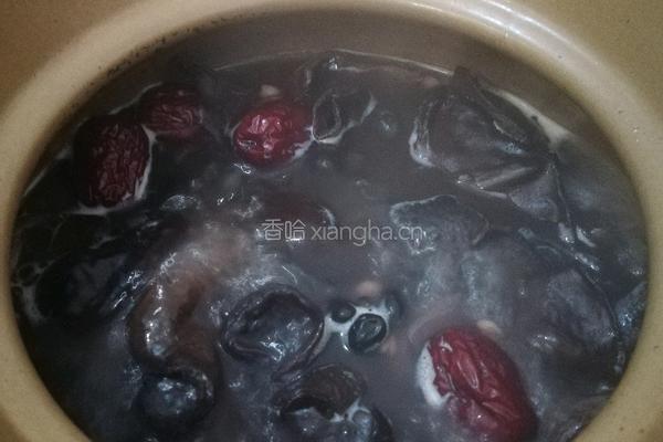 黑木耳炖鸡汤的做法图解5