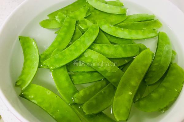 荷兰豆炒腊肠的做法图解2