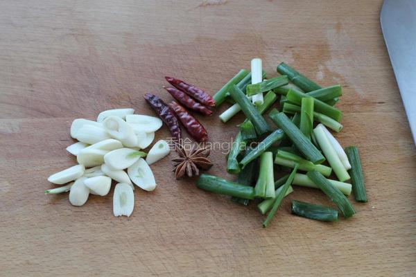 红烧腐竹鸡翅炖土豆的做法图解3