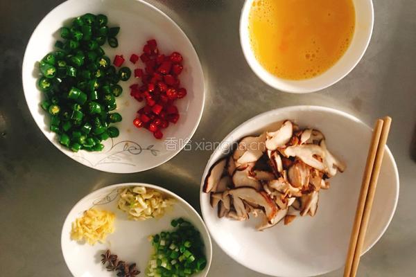 香菇炒鸡蛋的做法图解2