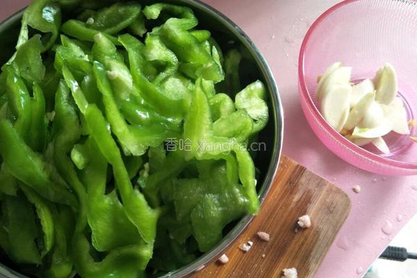 青椒肉丝的做法图解1