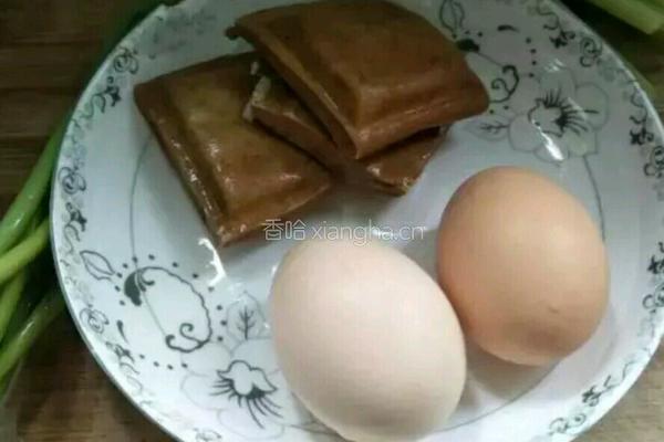 豆干蒜薹炒鸡蛋的做法图解1