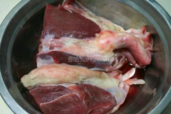 牛肉汤的做法图解1