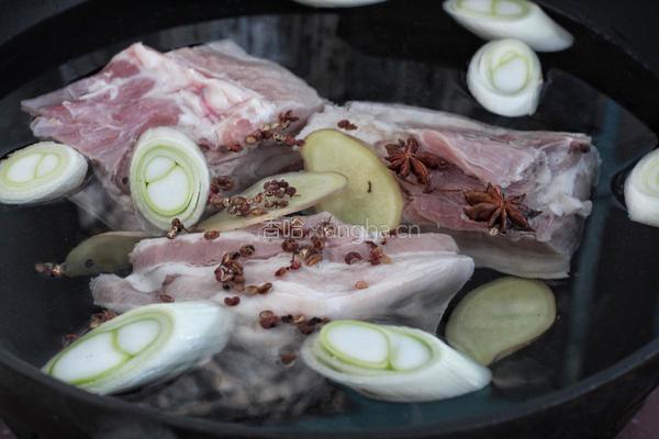 五花肉炖酸菜炖粉条的做法图解1
