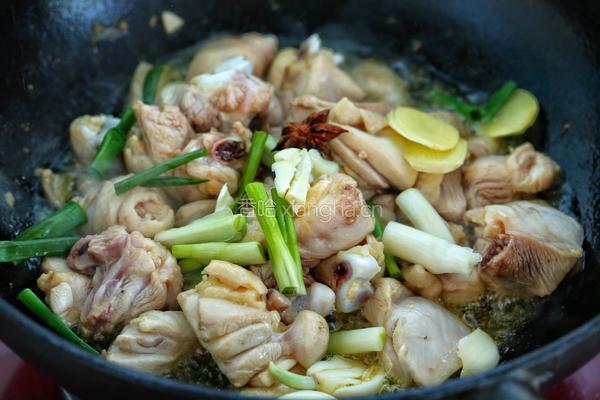 东北榛蘑鸡腿炖土豆的做法图解5