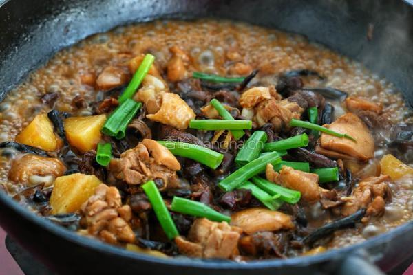 东北榛蘑鸡腿炖土豆的做法图解9
